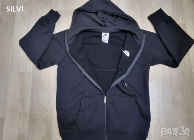 Нов,оригинален суитшърт с качулка на Nike в размер XL. 