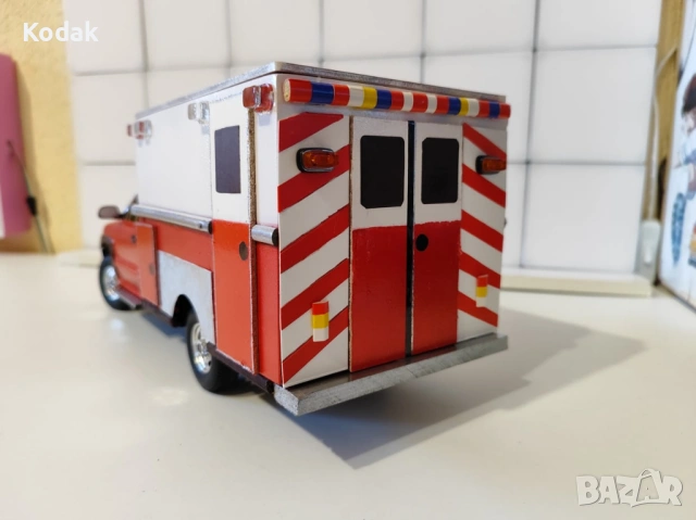 Chevrolet Suburban преработен във линейка 1/18, снимка 3 - Колекции - 53579119