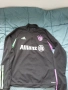 Продавам яке на Байерн Мюнхен. Оригинално е чисто ново е. Струва 80 лв. Номерът е S, снимка 1