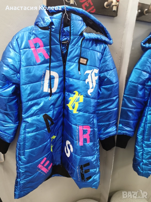 Нестандартно щуро яке в синьо лъскаво с букви , снимка 1