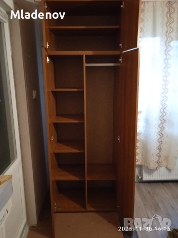 Запазен двукрилен гардероб с надстройка 