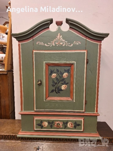 Шкаф за стена ръчно изрисуван 