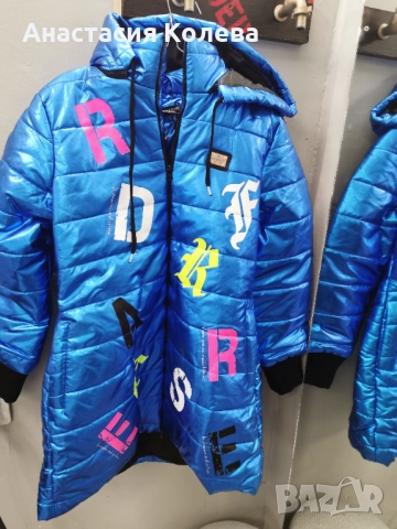 Нестандартно щуро яке в синьо лъскаво с букви 