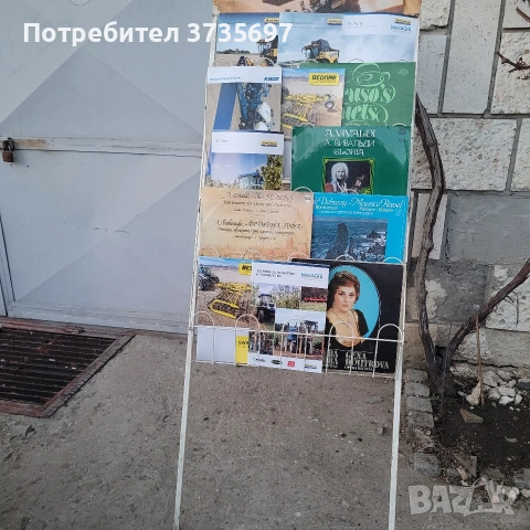 Олекотен стелаж за мартеници., снимка 1 - Стелажи и щандове - 53444245