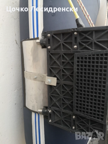 Продавам надуваема лодка. Пускана е 3 пъти във вода. Има и доста екстри към нея., снимка 2 - Екипировка - 52611819