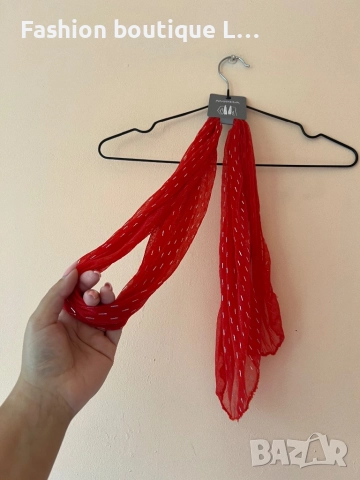Нов червен шал с етикета със сребърни чертички като десен ❤️, снимка 2 - Шалове - 51920940