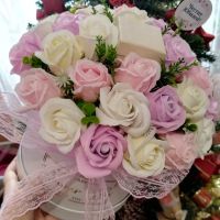 Страхотен нежен букет със 31 броя сапунени рози и малка кутийка за бижу, снимка 3 - Подаръци за жени - 45495202