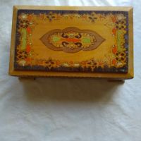 Продавам дървена кутия , снимка 1 - Антикварни и старинни предмети - 45596038