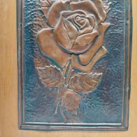 Стенна декорация от 80те години - ръчно изковани медни рози върху дървена основа - 19,9 см х 32,8 см, снимка 3 - Антикварни и старинни предмети - 45520321