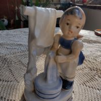 Порцеланова статуетка на момиче - перачка , снимка 2 - Антикварни и старинни предмети - 45118920