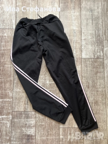 Нов 100 % оригинален спортен ежедневен черен панталон Adidas Адидас розов кант , снимка 3 - Панталони - 51762482
