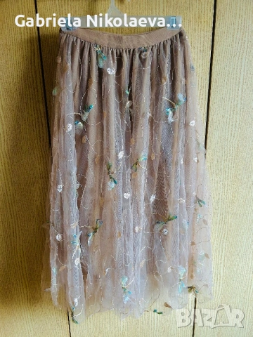 Тюлена пола с бродирани водни кончета