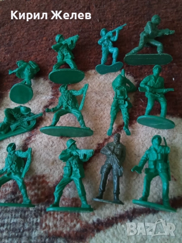 Войници пластмасови 12 броя 51736, снимка 2 - Колекции - 52105633
