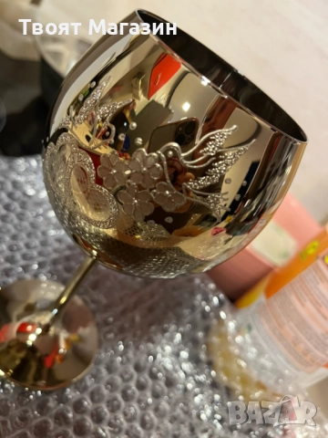 Сватбен бокал за вино в златно и нежна декорация от гълъби и сърца, снимка 4 - Подаръци за сватба - 52538785