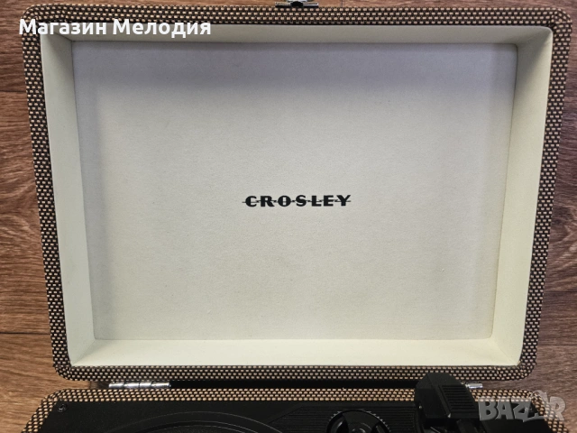 Грамофон в куфарче Crosley Cruiser Deluxe CR8005D – Bluetooth & Vintage Style, снимка 6 - Грамофони - 53778742