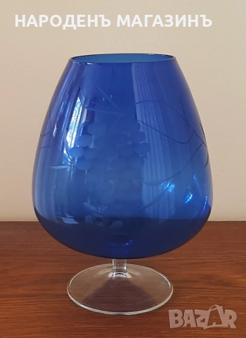 Ваза от синьо стъкло с гравирани елементи цветя , снимка 2 - Други ценни предмети - 52011725
