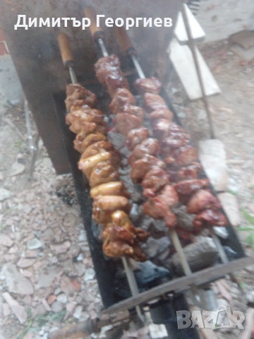 Барбекю на дървени въглища с въртящи се шишове