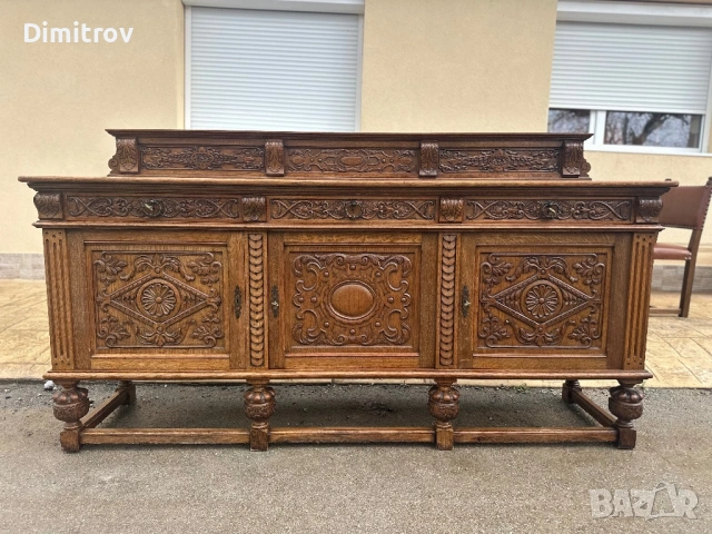 Масивна ретро креденца / бюфет с дърворезба и заключващи се чекмеджета