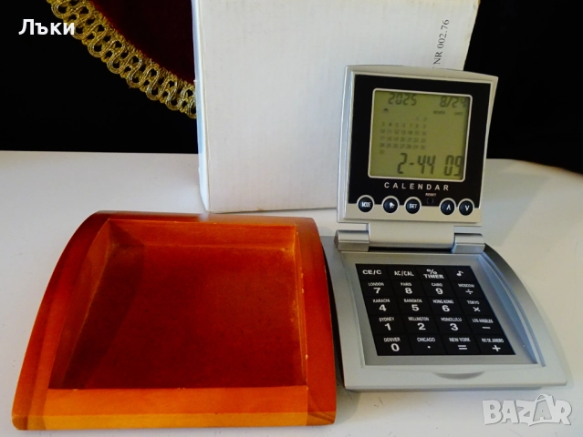 Настолен часовник,будилник,календар,дървена основа. 