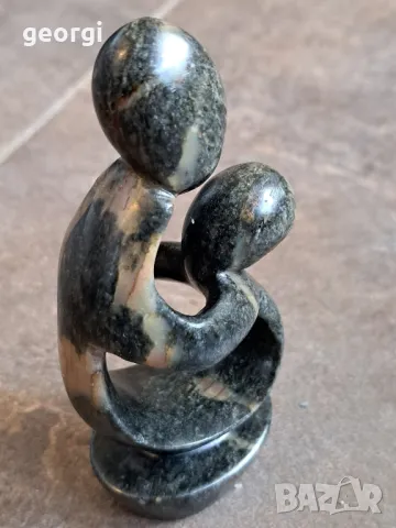 каменна статуетка майка с дете 8/3