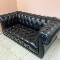 Двоен черен диван Честърфийлд, произведен в Англия, изцяло с бутони. , снимка 1 - Дивани и мека мебел - 45286674