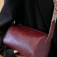 Черна или червена чантичка през рамо с една преграда , снимка 4 - Чанти - 45068327