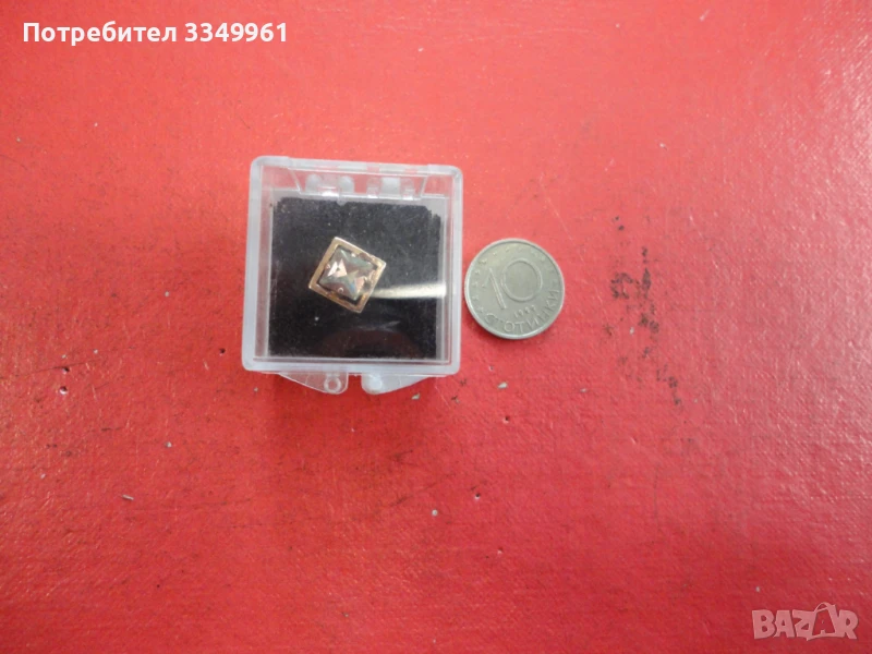 Позлатена брошка знак с камъни , снимка 1