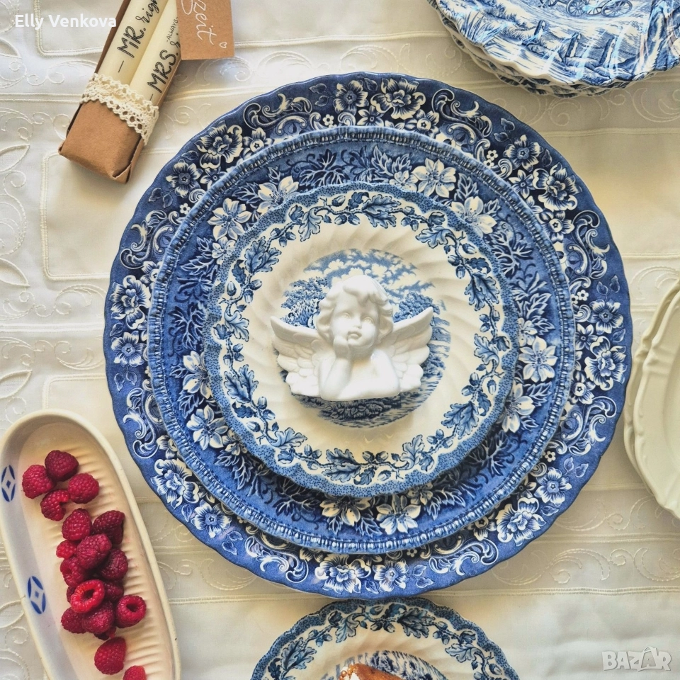 Английски порцеланови чинии и палто със син декор , снимка 1