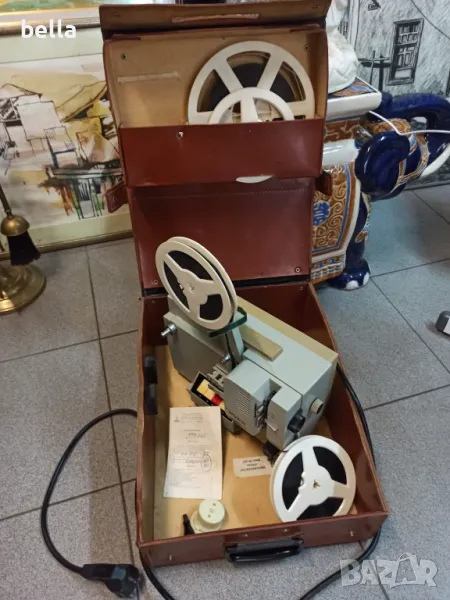 Прожекционен апарат”РУСЬ” 8мм,произведен в Росия. В отлично запазен вид,работещ, снимка 1