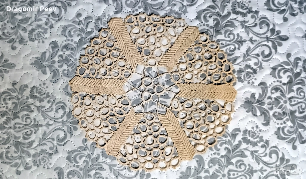 Продавам уникално ново ръчно плетено каре с цвят екрю, снимка 1