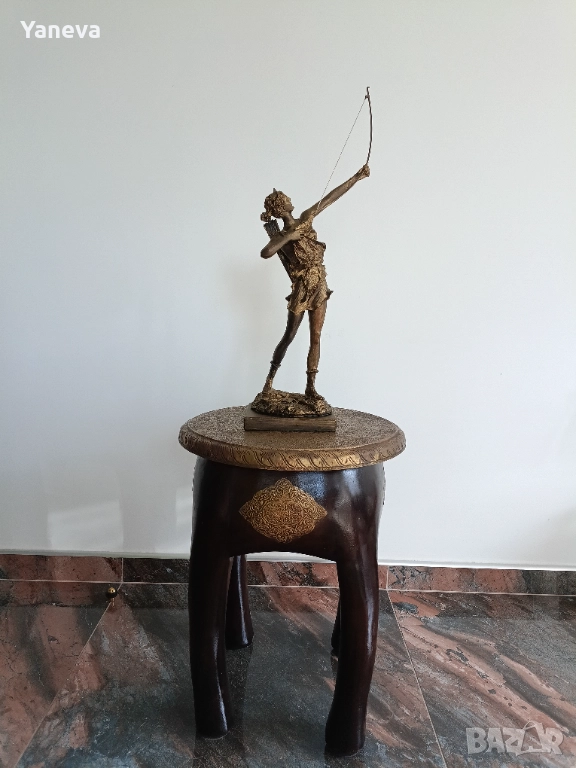 Диана , богиня на лова, природата и луната в  поза на ловджийка с лък и стрела. , снимка 1