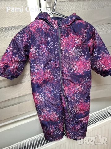 Космонавт – размер 80. В добро общо състояние, с малка забележка: на ципа се е обелила кожата 