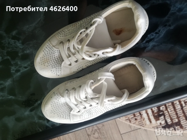 Продавам Дамски бели маратонки с камъчета, снимка 2 - Маратонки - 52106197