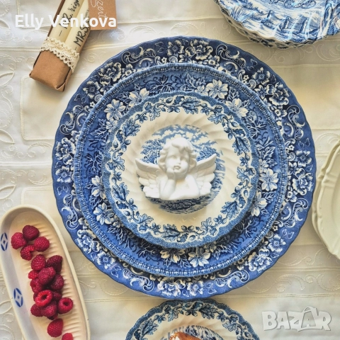 Английски порцеланови чинии и палто със син декор 
