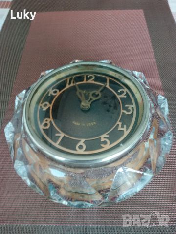 Прекрасен,старинен часовник--Маяк-СССР.Кристал.Работещ., снимка 3 - Антикварни и старинни предмети - 45885894