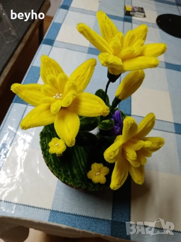 ръчно изработени  цветя от кадифени конци , снимка 16 - Изкуствени цветя - 53430776