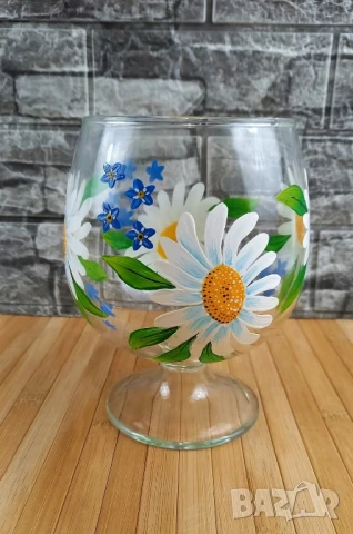 Ръчно рисувана ваза/чаша с маргаритки и незабравки, снимка 3 - Вази - 50632204