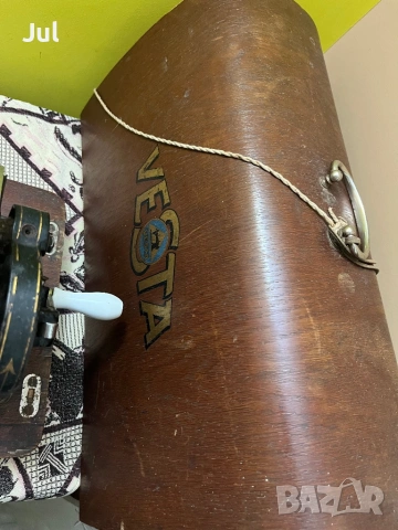 Антикварна шевна машина Vesta с оригинален дървен капак, снимка 3 - Шевни машини - 53905611