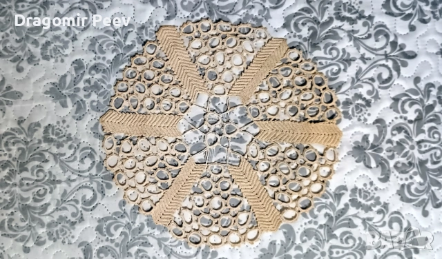 Продавам уникално ново ръчно плетено каре с цвят екрю