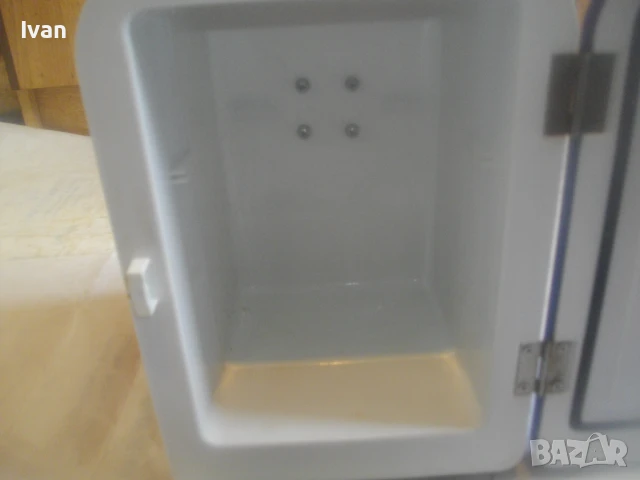 Немски мини хладилник функции изстудяване/затопляне работи на 12V и на 220V Почти нов отличен, снимка 11 - Хладилници - 51310616