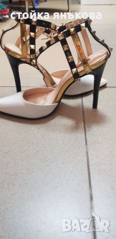 Шикозни бели дамски обувки със златисто , снимка 3 - Дамски елегантни обувки - 46395864