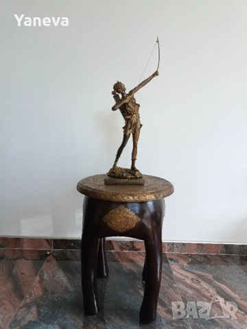 Диана , богиня на лова, природата и луната в  поза на ловджийка с лък и стрела. 