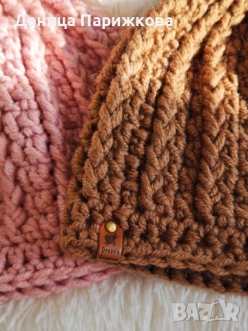 Ръчно плетена шапка „Даниела“ с  релефна плетка и подвижен пухкав помпон, снимка 6 - Шапки - 52623227