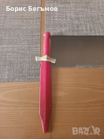 стар пластмасов меч-играчка плюс подарък, снимка 3 - Антикварни и старинни предмети - 51257815