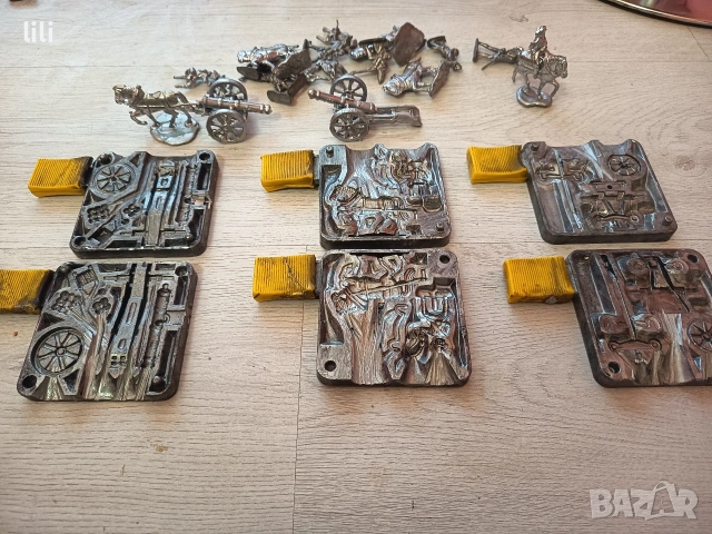 три калъпа за отливане на оръдия каруци коне войници 