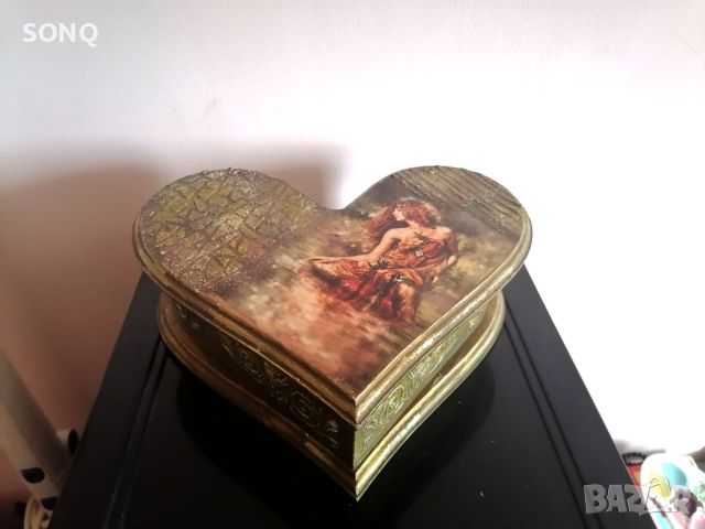 Невероятно Красива Голяма Дървена Кутия-Сърце, снимка 1 - Антикварни и старинни предмети - 45761647