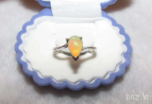 Малък сребърен пристен с естествен етиопски опал, подходящ за подарък