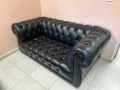 Двоен черен диван Честърфийлд, произведен в Англия, изцяло с бутони. , снимка 1 - Дивани и мека мебел - 45286674