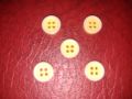 Малки пластмасови копчета в бледо жълто, снимка 1 - Други - 45554073