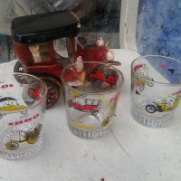 Колекционерски три стъклени чаши с ретро автомобили и един порцеланов стар автомобил, снимка 1 - Антикварни и старинни предмети - 45131997
